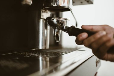 Kahveci dipsiz filtresi olan kahve makinesi kullanır. Kahve makinesi konsepti.