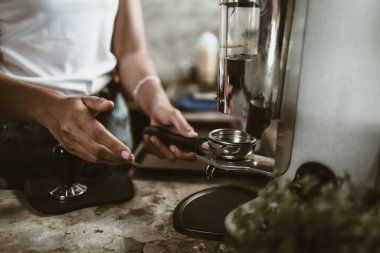 Kahve makinesiyle kahve dükkanında dipsiz filtre kullanın. Kahve makinesi konsepti.