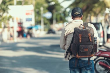 Turistler eğlence, restoran ya da otel bulmak için haritalar tutuyorlar. Sırt çantası ve seyahat kavramı.