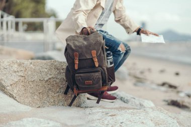 Turistler çanta taşıyor. Sırt çantası ve seyahat kavramı