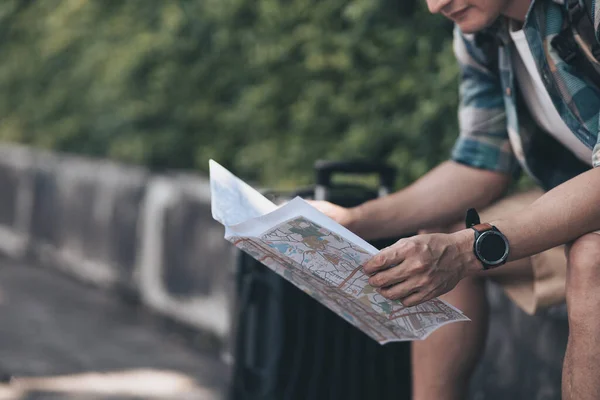 Turisták Térképeket Hogy Megtalálják Látnivalók Éttermek Vagy Szállodák Úton Városban — Stock Fotó