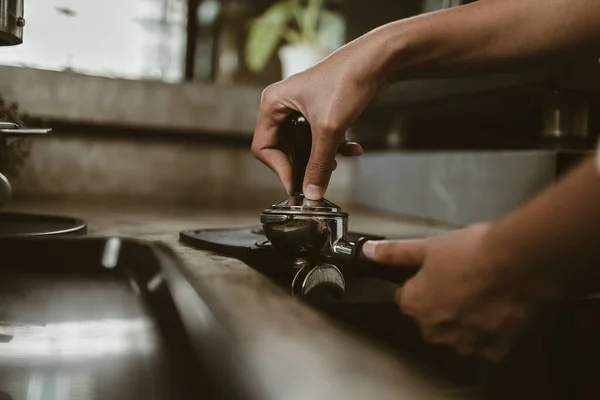 Barista Usando Manipulador Para Presionar Café Molido Portafilter Cafetera Concepto — Foto de Stock