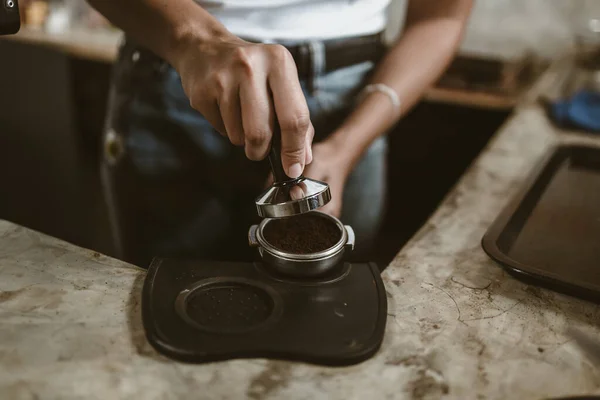 Barista Usando Uma Adulteração Para Pressionar Café Moído Filtro Portafilter — Fotografia de Stock