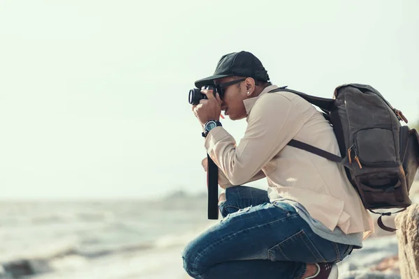 Les Touristes Utilisent Caméra Pour Filmer Coucher Soleil Sur Plage — Photo