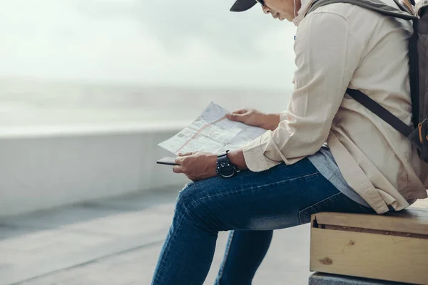 Los Turistas Tienen Mapas Para Encontrar Atracciones Restaurantes Hoteles Mochilero — Foto de Stock