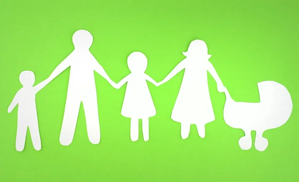 Primer plano de la familia del papel feliz sobre fondo verde —  Fotos de Stock