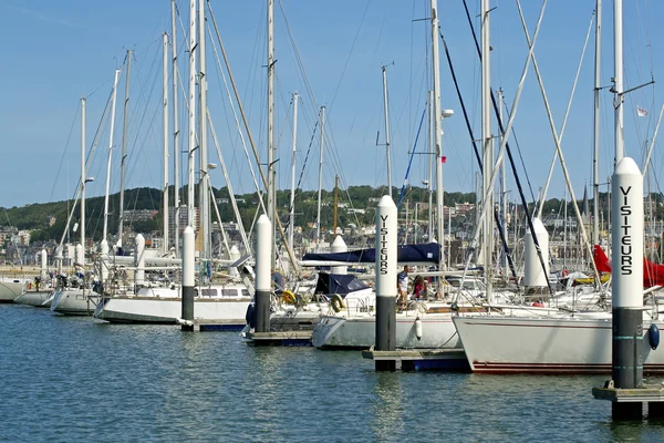 Båt på harbor — Stockfoto