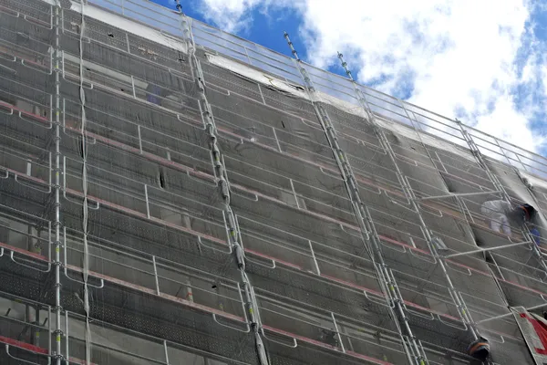 Andamios en la pared de un edificio —  Fotos de Stock