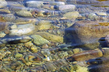 su altında yuvarlak taşlar