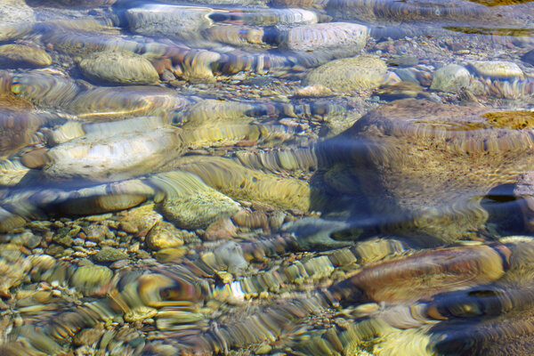 Круглые камни под водой
