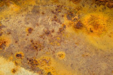 paslı metal bir yüzeye