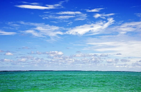 turquise Hint Okyanusu üzerinde incecik bulutlar