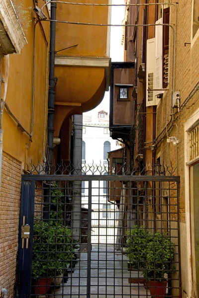 Narrow alley in Venice — Stock Photo, Image