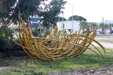 Şehirdeki bir parkta bambudan yapılmış hasır hamak..