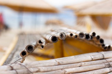 Kumsaldaki bambu şemsiyelerine yakın çekim. seçici odak.