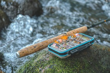 Etrafı sineklerle çevrili uçan bir kutu..