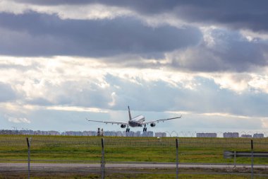 Aeroflot Airbus A330 plakalı VQ-BBE. Uçak Sheremetyevo Uluslararası Havaalanına iniyor ya da kalkıyor. Hava Taşımacılığı. Turizm ve seyahat konsepti. MOSKOVA REJİYONU, RUSYA - 28 Ekim 2019