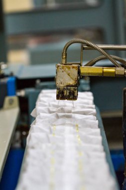 Yataklar için bağımsız yaylar üretiliyor. Bağımsız yay blokları bir araya toplanmış. Yayları birbirine bağlayan katmanlar. Mobilya imalatı. Sanayi ve iş konsepti.