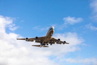 Hava Köprüsü Kargo Boeing 747-400F Plakası VQ-BIA. Uçak Sheremetyevo Uluslararası Havaalanına iniyor ya da kalkıyor. Ulaşım, turizm ve seyahat konsepti. MOSKOVA REJİYONU, RUSYA - 28 Ekim 2019