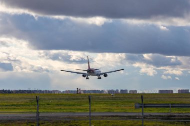 Ikar Boeing 767-300ER Kayıt VP-BDI. Uçak Sheremetyevo Uluslararası Havaalanına iniyor ya da kalkıyor. Ulaşım, turizm ve seyahat konsepti. MOSKOVA REJİYONU, RUSYA - 28 Ekim 2019