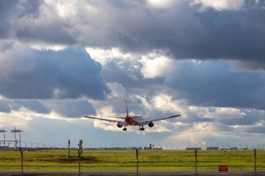 Rossiya Havayolları Boeing 777-300 Kayıt El-UNP. Uçak Sheremetyevo Uluslararası Havaalanına iniyor ya da kalkıyor. Ulaşım, turizm ve seyahat konsepti. MOSKOVA REJİYONU, RUSYA - 28 Ekim 2019