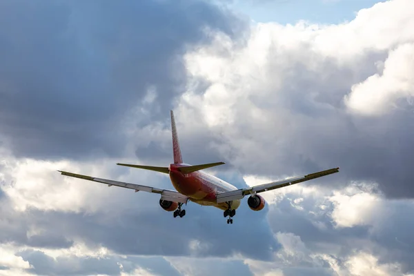 Rossiya Airlines Boeing 777-300 Registration EI-UNP. Letadlo vzlétá nebo přistává na mezinárodním letišti Šeremetěvo. Doprava, cestovní ruch a pojetí cestování. MOSKVA REGION, RUSKO - 28. října 2019 — Stock fotografie