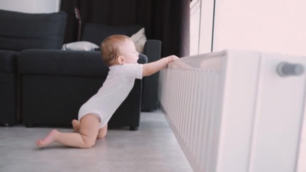 Pequeño Bebé Primero Tratar Estar Pie Independientemente — Vídeos de Stock