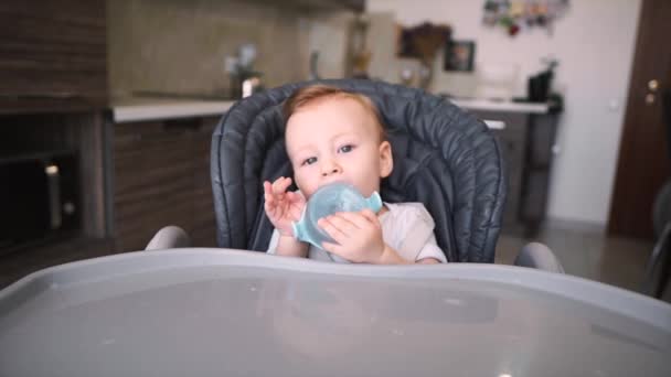 Father Gives Little Baby Water Baby Bottle Cute Six Month — Stock Video