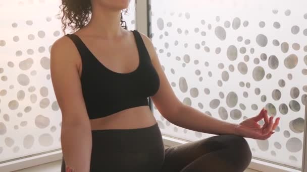 Felice Attraente Asiatica Incinta Donna Pratica Yoga Loto Posa Meditazione — Video Stock