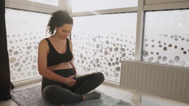 Беременная Женщина Чувствует Себя Счастливой Дома Заботясь Своем Ребенке Молодая — стоковое видео