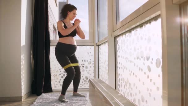Pregnant Woman Training Resistance Band Woman Doing Leg Workout Exercises — Stok video