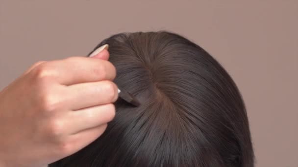 Woman Brightens Her Hair Roots Home Using Hair Mascara High — Stock Video