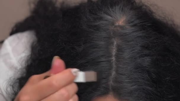 Selbstfärbung Der Grauen Haarwurzeln Auf Dem Kopf Einer Frau Hochwertiges — Stockvideo