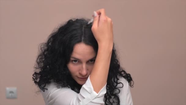 Woman Brightens Her Hair Roots Home Using Hair Mascara High — Stock Video