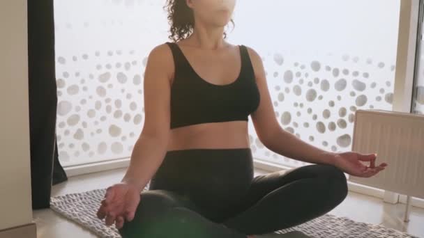 Ευτυχισμένη Ελκυστική Ασιάτισσα Έγκυος Γυναίκα Πρακτική Γιόγκα Lotus Θέτουν Διαλογισμό — Αρχείο Βίντεο