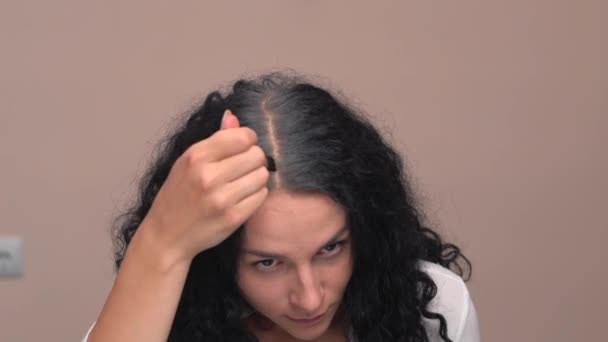 Woman Brightens Her Hair Roots Home Using Hair Mascara High — Stock Video