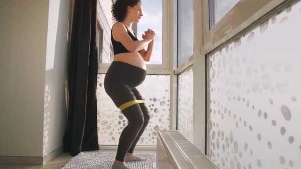 Schwangere Trainieren Widerstandsband Frau Macht Beinübungen Mit Gummiband Hochwertiges Fullhd — Stockvideo