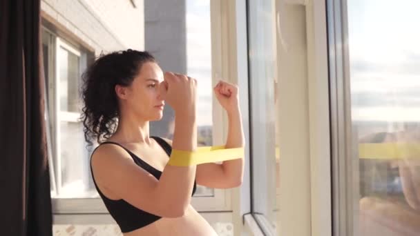 Hamile Kadın Eğitimi Direniş Bandı Lastik Kayışla Egzersizi Yapan Kadın — Stok video
