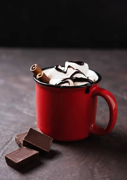 Ceașcă Roșie Ciocolată Caldă Bezele Scorțișoară Fundal Maro Concept Băutură — Fotografie, imagine de stoc