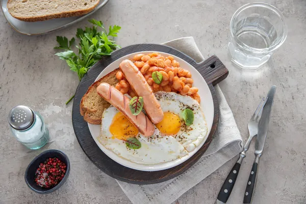 Traditional English Breakfast Fried Eggs Sausages Beans Fresh Herb Red — Stock Photo, Image
