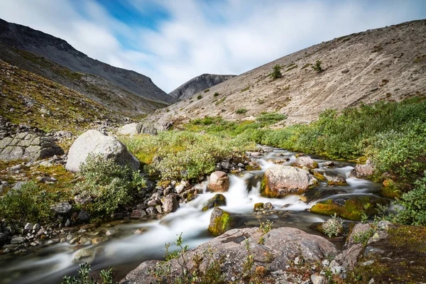 Hermoso Paisaje Las Montañas Khibiny Con Rocas Arroyo Montaña Día — Foto de Stock