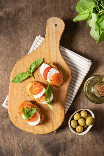 Caprese Sandwiches Fresh Tomatoes Mozzarella Cheese Fresh Basil Toast Cutting — Stock Photo, Image