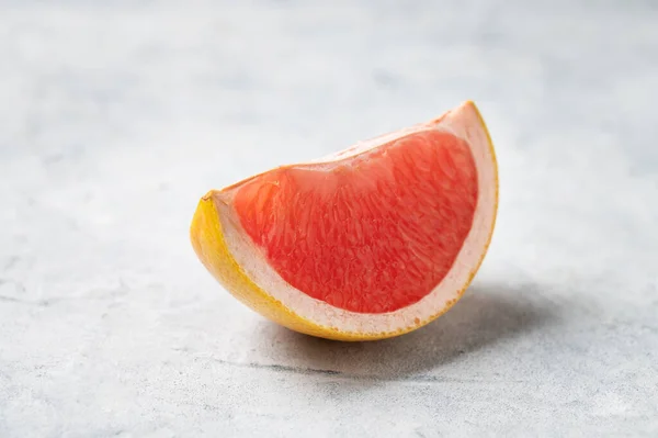 Sappige Rode Grapefruitschijfje Een Blauwe Achtergrond Van Dichtbij Concept Gezond — Stockfoto