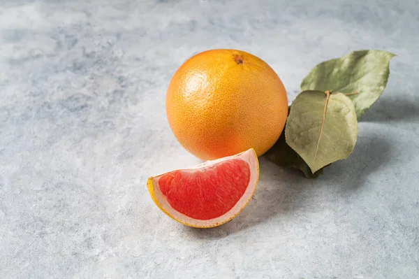 Sappige Rode Grapefruit Met Schijfje Groen Blad Een Blauwe Achtergrond — Stockfoto
