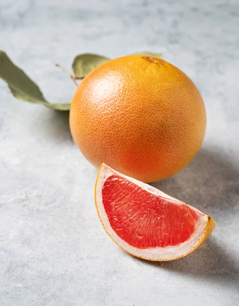 Sappige Rode Grapefruit Met Plakje Groen Blad Een Blauwe Ondergrond — Stockfoto