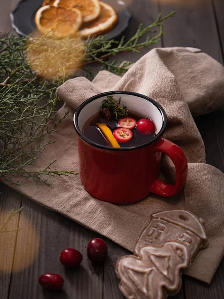 Νόστιμο Χριστουγεννιάτικο Τσάι Πορτοκάλι Κανέλα Cranberries Και Μπαχαρικά Ξύλινο Φόντο — Φωτογραφία Αρχείου