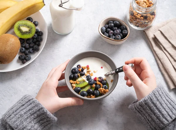 Hands Holding Bowl Healthy Breakfast Yogurt Granola Fresh Fruits Kiwi — Fotografia de Stock