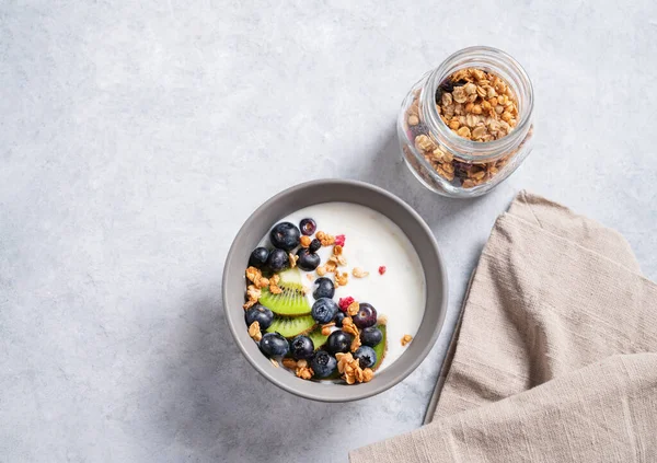 Concept Healthy Breakfast Vegetarian Yogurt Granola Fresh Fruit Kiwi Blueberries — Fotografia de Stock