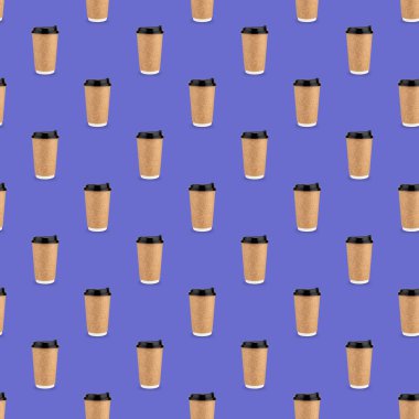 Kahve için kusursuz desenli kağıt bardak ya da arka planda 2022 'nin modaya uygun rengi Very Perry. Yılın rengi konsepti. Atıksız üretim ve geri dönüşümlü materyal kavramı.