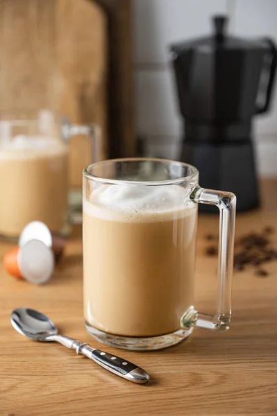 Dva Šálky Čerstvě Uvařené Aromatické Kávy Mlékem Kuchyňském Stole Kávovou — Stock fotografie